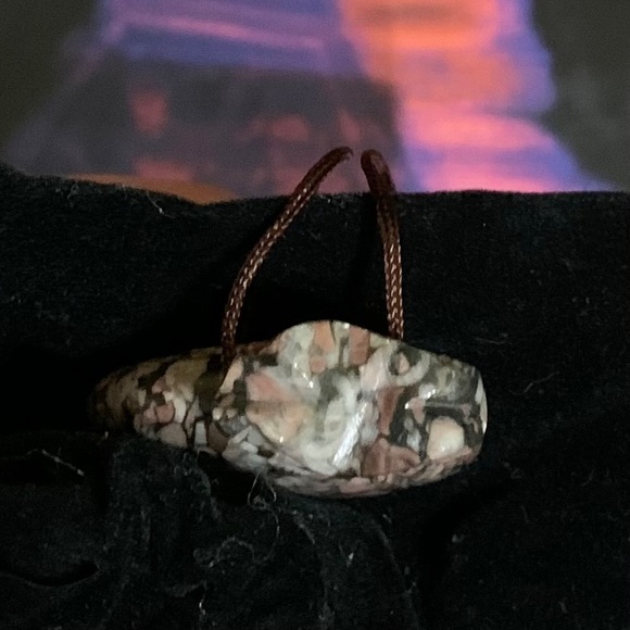 Crinoid fossil carved medicine pouch Sajen - Picture 10 of 11